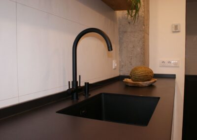 Reforma de cocina - Grifo moderno en negro